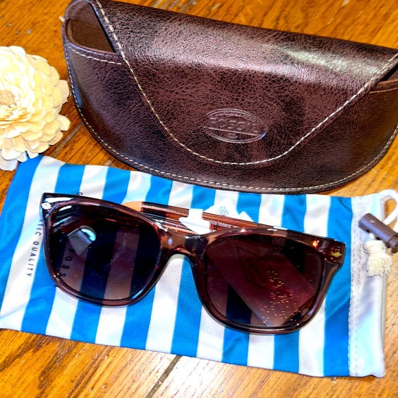 Fossil Accessories - NWT⭐️FOSSIL 🥳Host Pic🥳 Women’s SUNGLASSES in Brown with Peach Accent at ends.